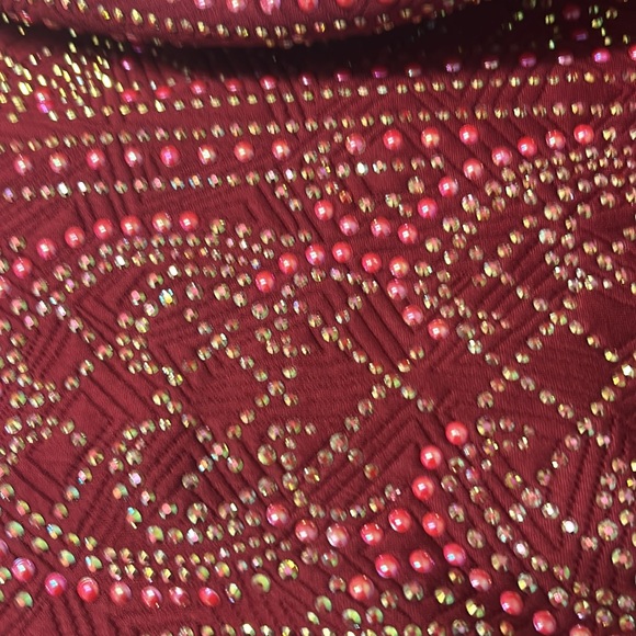 Beautiful design on front and sleeves of dress with gold zipper down back - Picture 4 of 4